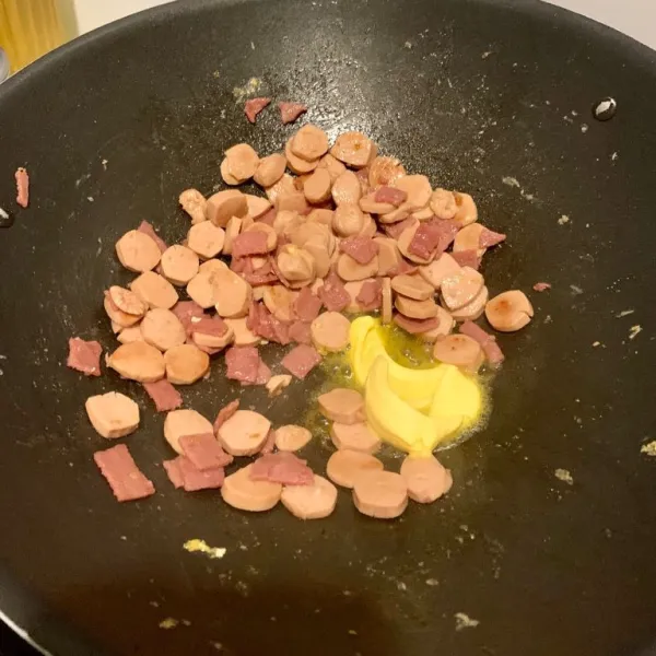 Tumis sosis dan smoked beef dengan mentega. Setelah berubah warna, masukkan mentega 2 sdm.