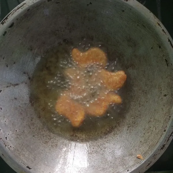 Panaskan minyak lalu goreng nugget hingga matang dan angkat.