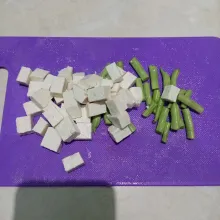 Iris - iris tahu putih bentuk dadu dan buncis.