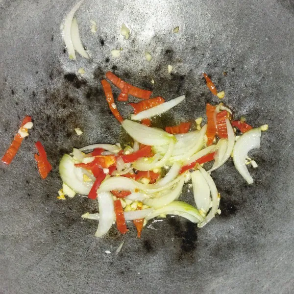 Tumis bawang putih dan bawang bombay hingga harum, tambahkan cabe merah, aduk rata.