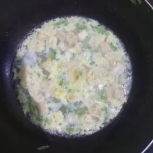 Tambahkan tahu yang sudah digoreng dan irisan buncis, tambahkan penyedap rasa dan garam lalu aduk perlahan.