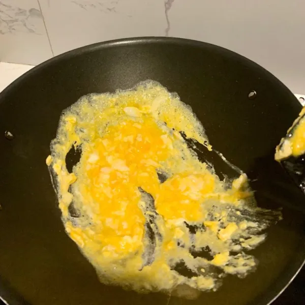 Masukkan mentega. Setelah itu masukkan telur. Buat scramble.