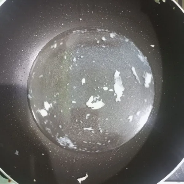 Masak bawang putih yang sudah diulek dan air hingga mendidih.