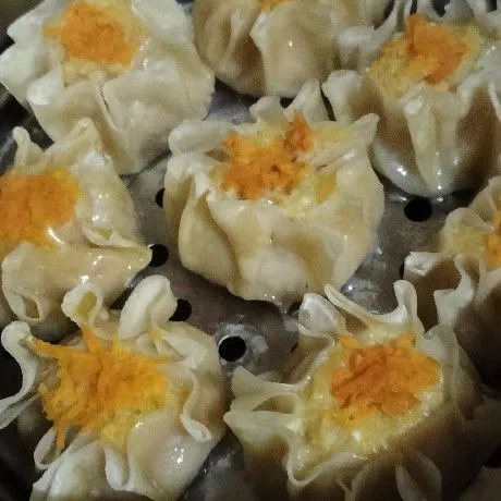 Kukus dimsum kurang lebih 20 menit hingga matang.