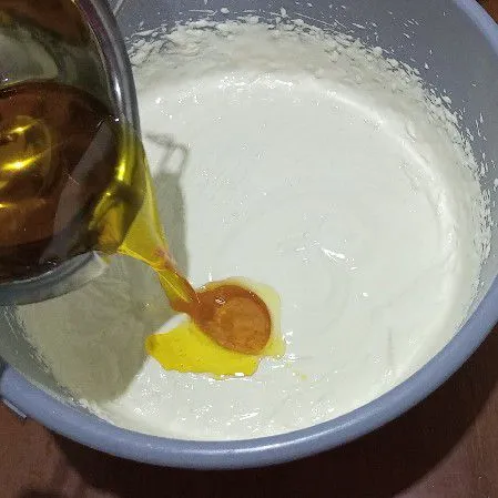 Masukan margarin leleh mix sebentar saja.