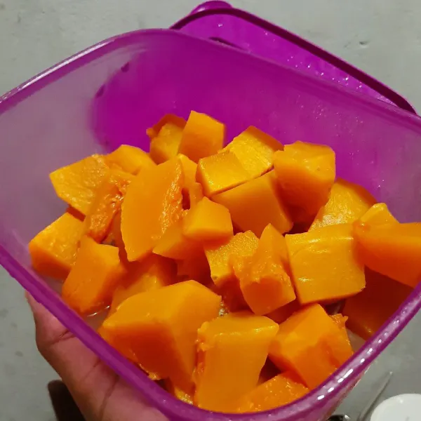 Siapkan labu kuning kukus yang sudah dipotong