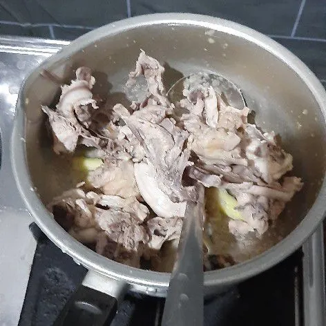 Masukkan tulang ayam yang sudah di rebus.
