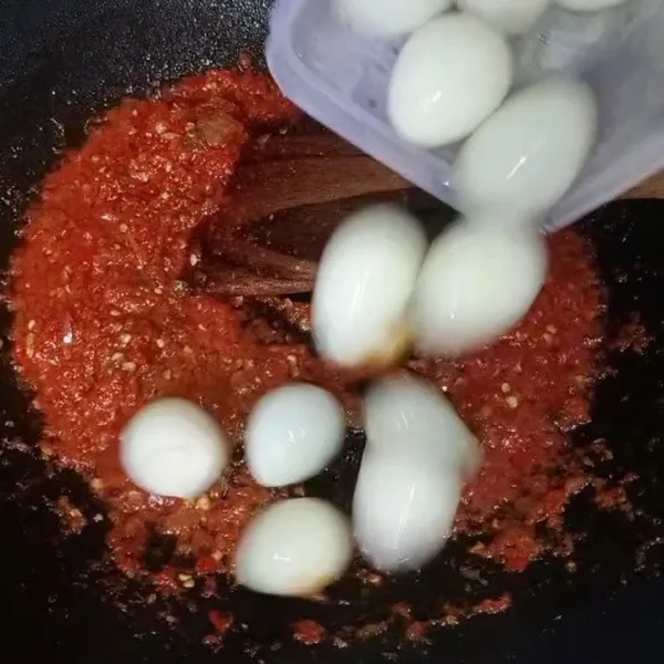 Setelah itu masukkan telur puyuh yang sudah dikupas.