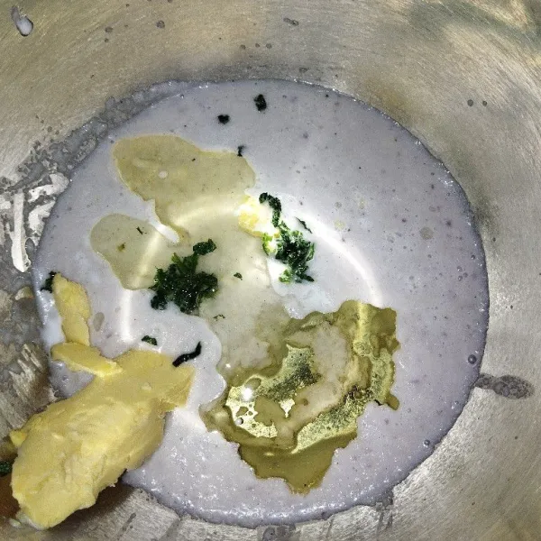 Campur bumbu halus dengan margarin, minyak dan irisan daun seledri. Aduk rata.