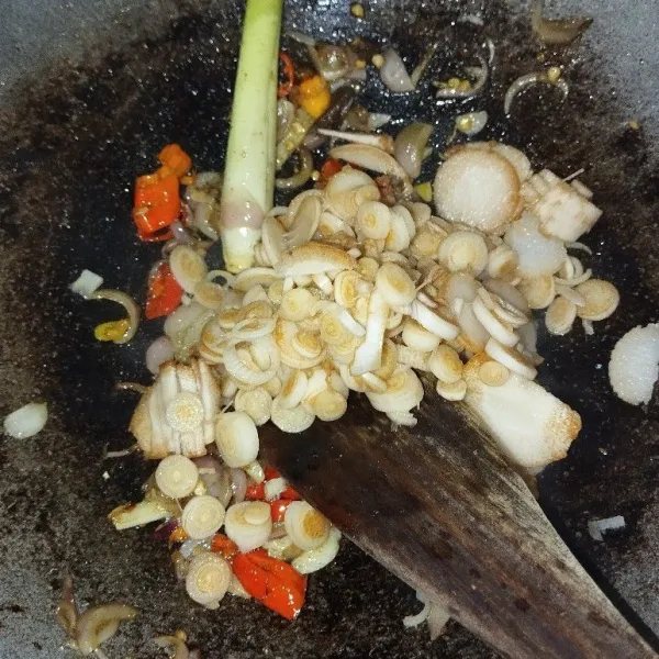Panaskan minyak, tumis bongkot, bawang merah, bawang putih, serai, dan terasi.