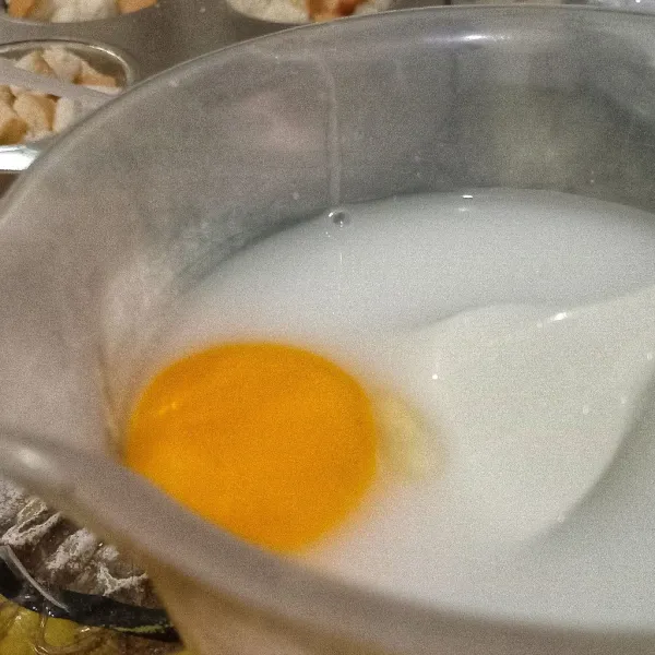 Campur krimer bubuk+air dan telur ayam, kocok rata.
