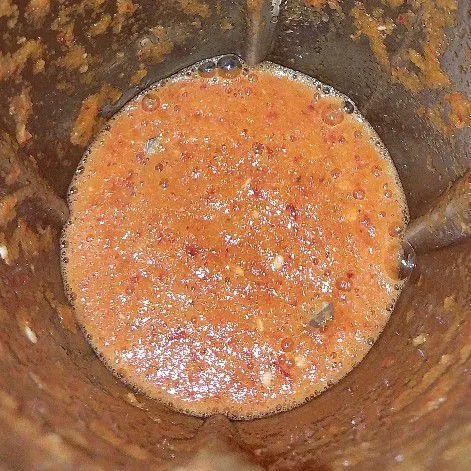 Potong potong cabe merah, bawang putih bawang merah dan tomat, tambahkan sedikit air lalu haluskan dengan blender.