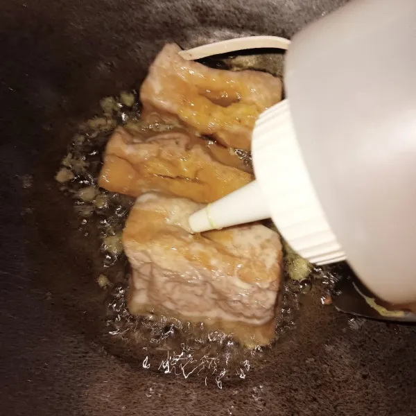 Masukkan tahu ke dalam minyak panas dengan posisi lubang ada diatas. Semprotkan telur kedalam lubang secukupnya. Kemudian tutup dengan adonan tepung. Goreng sampai matang. Tiriskan.