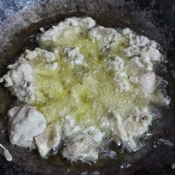 Panaskan minyak sayur dengan api sedang dan goreng daging ayam hingga matang, sisihkan.
