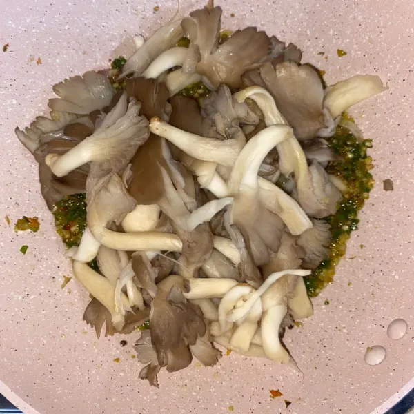 Masukkan jamur tiram, masak sampai layu.