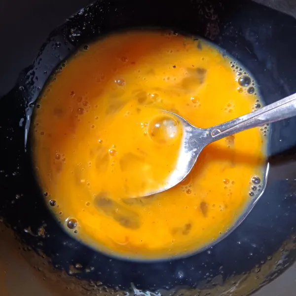 Kocok telur bersama bumbu kari, garam dan kaldu bubuk. Masukkan ke botol kecap/botol saus.