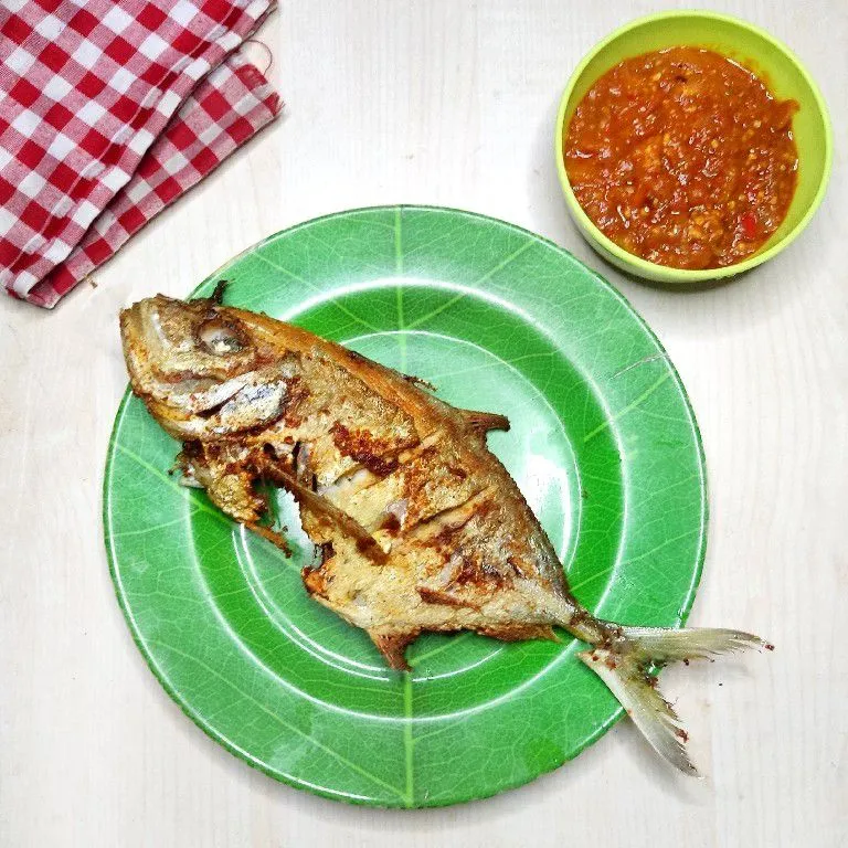 Ikan Kuwe Goreng dan Sambal Datok