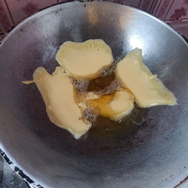 Goreng 1 sendok makan adonan tepung goreng hingga matang, setelah matang angkat dan tiriskan kemudian potong memanjang.