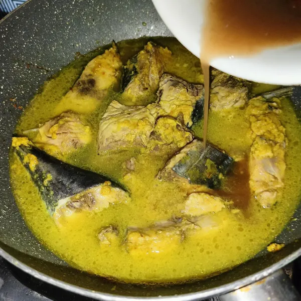 Tuang air mineral dan air asam jawa, masak sampai ikan matang.