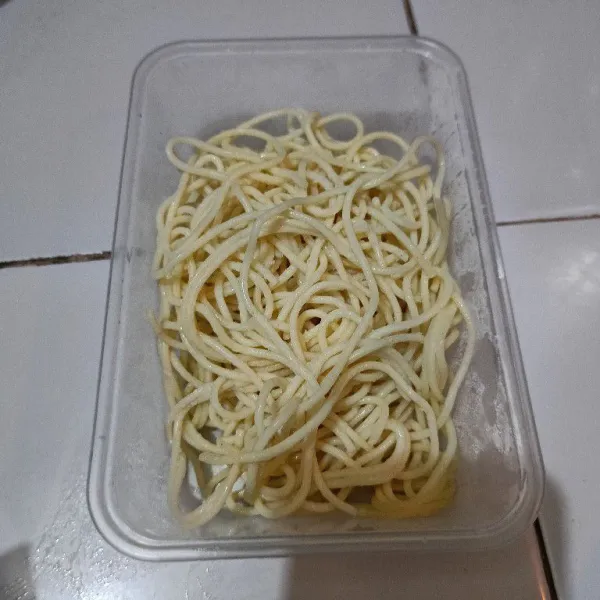 Rebus spaghetti hingga aldente, tiriskan dan beri minyak.