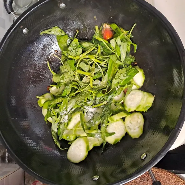 Masukkan gambas dan kangkung, oseng-oseng.