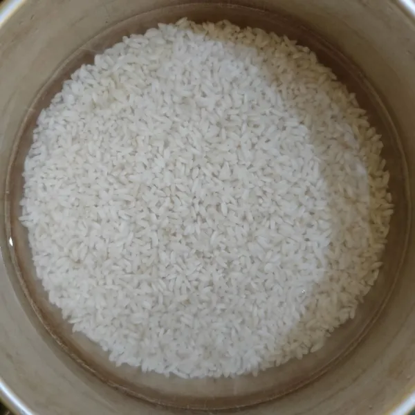 Cuci bersih beras ketan, rendam selama 1 jam, tiriskan.