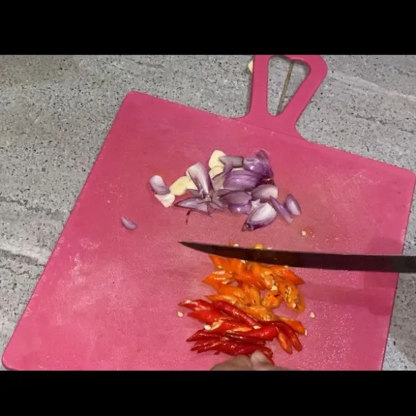 Iris bawang merah bawang putih dan cabe.