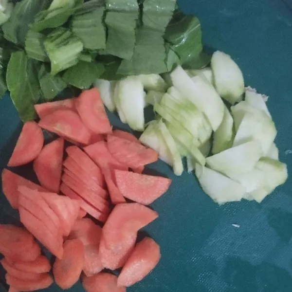 Cuci bersih sayuran, potong serong bonggol brokoli, wortel dan potong pokcoy.
