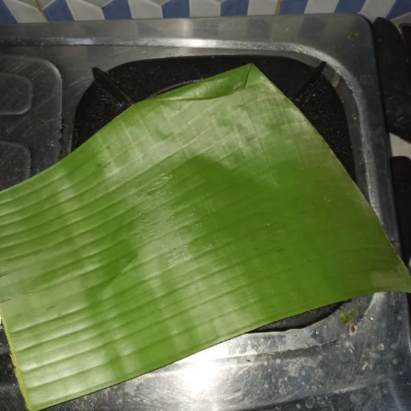 Panggang sebentar daun pisang agar mudah di lipat.