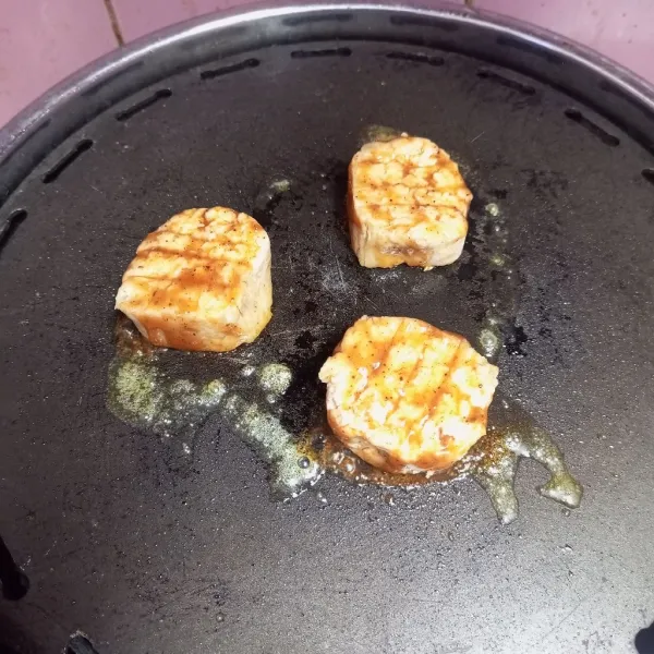 Oleskan margarin diatas teflon lalu panggang hingga matang. Sajikan steak tempe dengan saus barbeque dan wortel rebus serta kentang rebus.