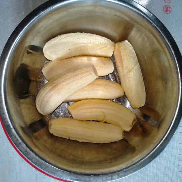 Kupas kulit pisang