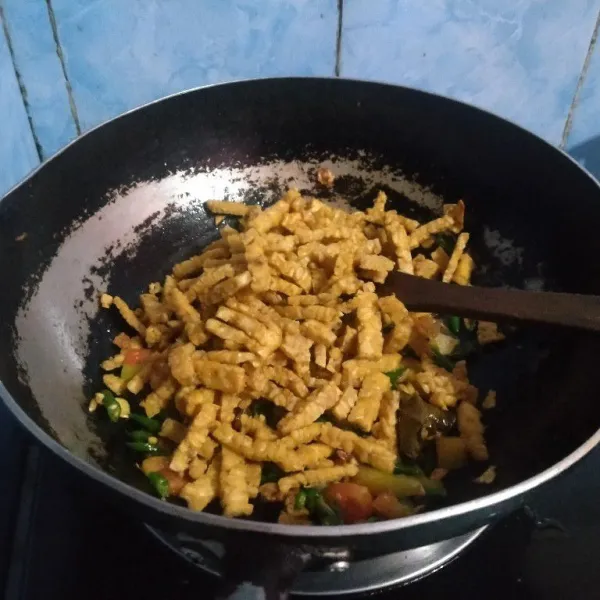 Masukkan tempe, aduk rata.