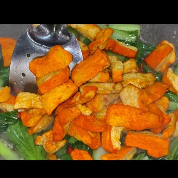 Terakhir masukkan tahu yang sudah di goreng,