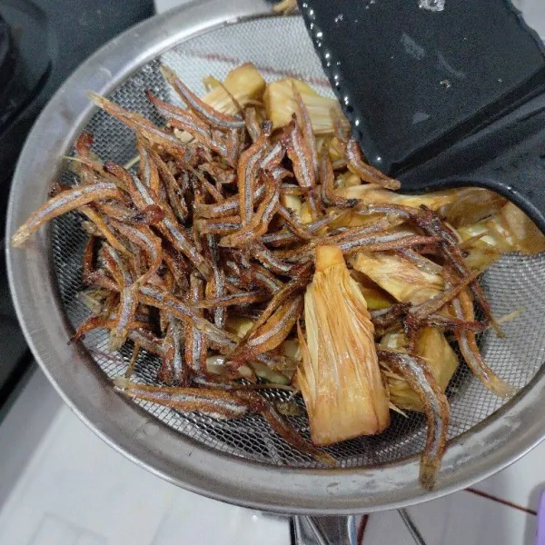 Lalu goreng bada hingga garing.