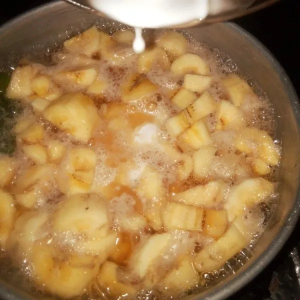 Setelah air mendidih masukan larutan meizena masak hingga pisang matang dan kental.