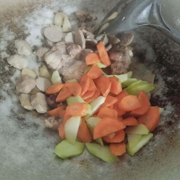 Kemudian masukkan wortel dan bonggol brokoli. Aduk rata, tuang air.