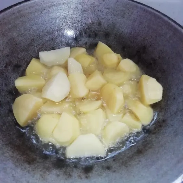 Goreng kentang yang sudah dipotong kecil dan dicuci bersih .