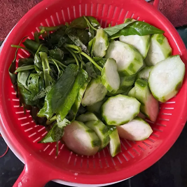 Siangi gambas dan kangkung, cuci bersih.