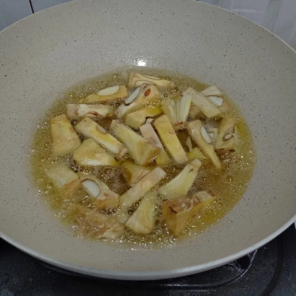 Goreng nangka hingga kecoklatan.