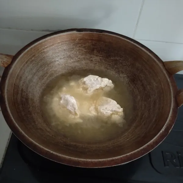Panaskan minyak goreng, lalu goreng ayam yang sudah diberi tepung.