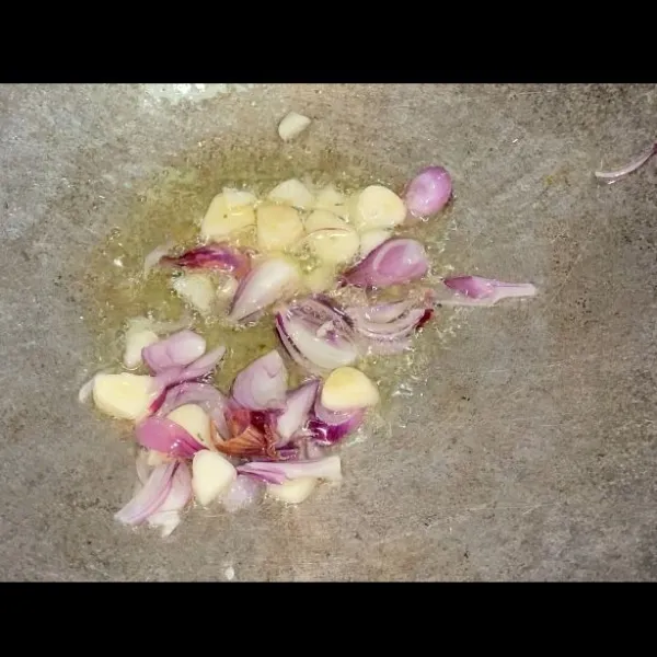 Tumis bawang merah bawang putih sampai harum.