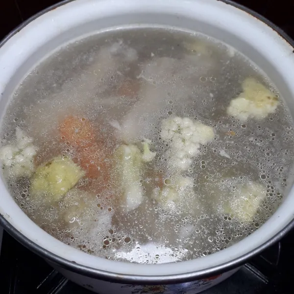 Tambahkan wortel, kentang dan kembang kol, lalu masak hingga setengah matang.