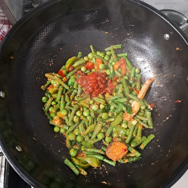 Masukkan tauco, masak hingga sayur agak layu. Tuang air, bumbui dengan, garam, gula, kaldu jamur, masak hingga meresap dan air menyusut