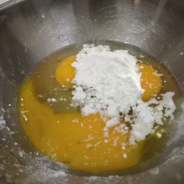 Kocok telur bersama tepung tapioka hingga rata.