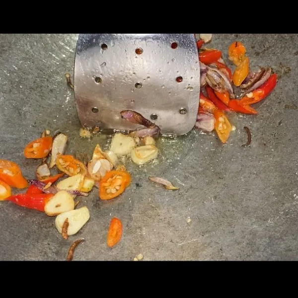 Masukkan cabe rawit dan cabe merah.