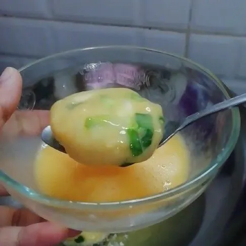 Siapkan 1 buah telur yang sudah di kocok lepas, celupkan kentang yg sudah dibentuk bulat ke dalam telur.