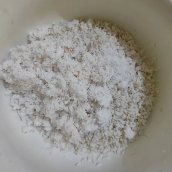Campurkan beras ketan, kelapa parut dan garam, aduk hingga tercampur rata.