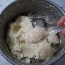 Cooking Rondo Siapkan wadah, lalu tambahkan tape. Buang serat tape, lalu haluskan ...