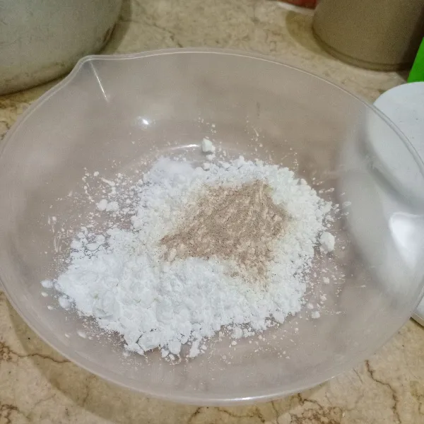 Campur rata maizena, merica bubuk dan 1 sdt garam, sisihkan.