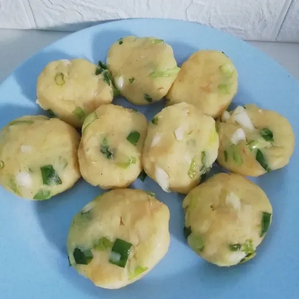 Bentuk bulat dan sedikit gepeng seperti ini.